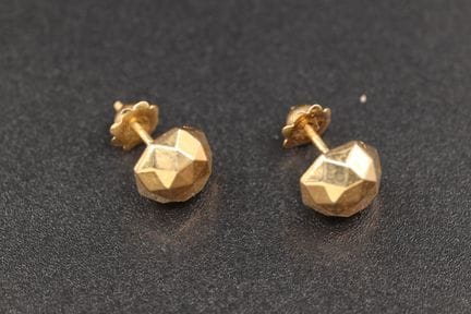 Ein Paar facettierte Ohrstecker aus 18 Karat Gelbg