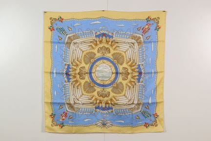 HERMES - Carré en twill de soie imprimé et titré "