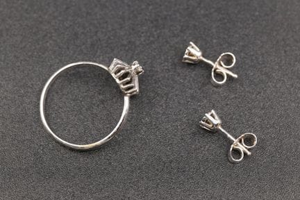 Retro-Ring aus 18 Karat Weißgold (750°/00) mit ein