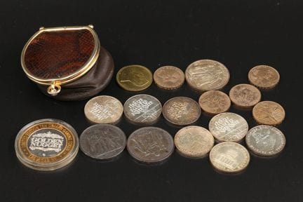 Eine Sammlung verschiedener Münzen und Geldstücke,