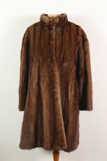 Manteau trois quart en vison, le col boutonné. Tai
