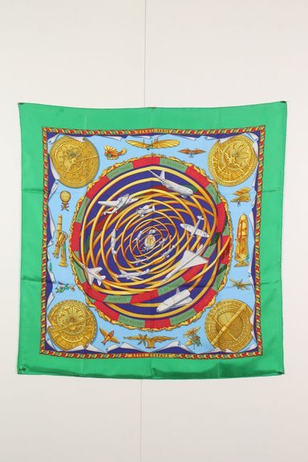 HERMES - Carré en twill de soie imprimé et titré "