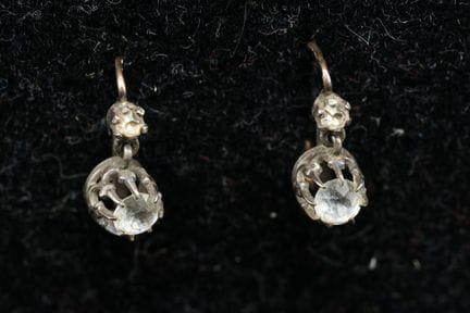 Ein Paar antike Ohrringe aus Gold und Silber, bese