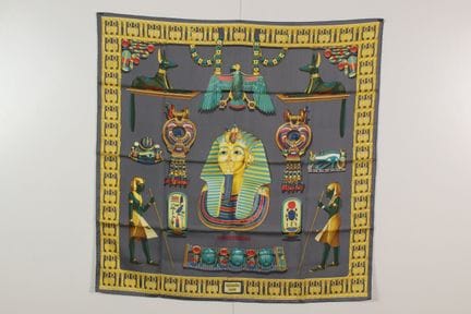 HERMES - Carré en twill de soie imprimé et titré "