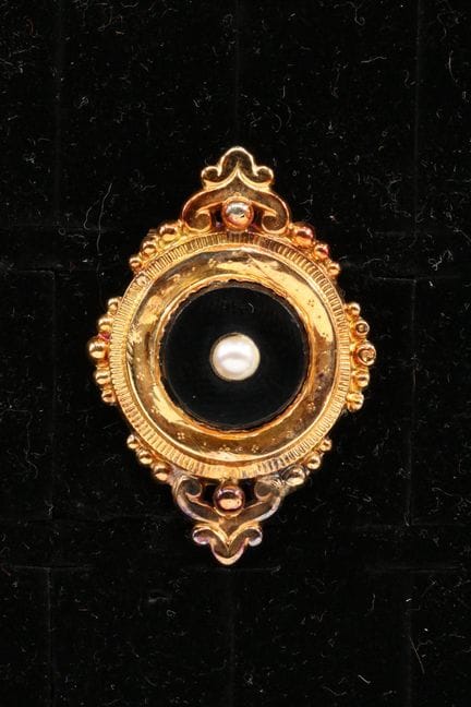 Brosche aus 14-karätigem Gelbgold (585°/00) mit ei
