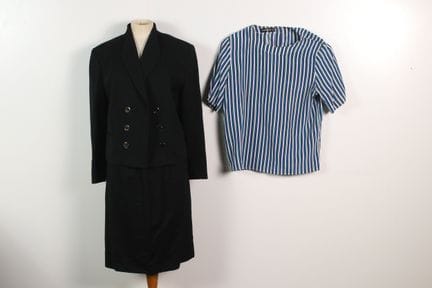 LOUIS FERAUD - Tailleur en laine noire comprenant 