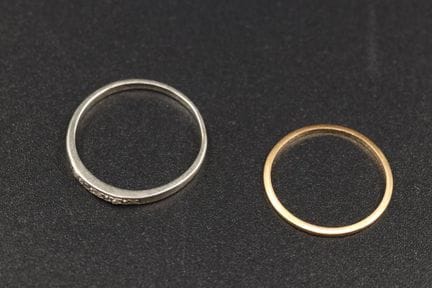 Ehering und halber Ehering aus 18-karätigem Gold (