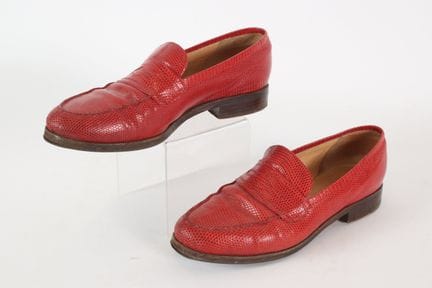 HAREL - Paire de mocassins en lézard rouge. P. 38,