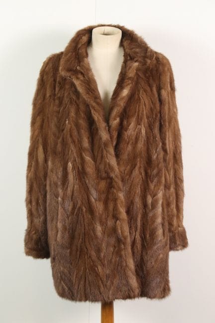 Manteau trois quart en vison. T. estimée M. Bel ét