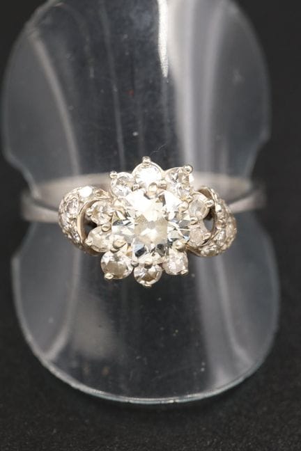Blumenring aus 18 Karat Weißgold (750°/00) und Pla