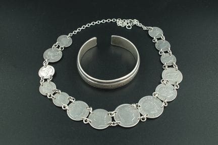 Collier monté de pièces en argent. Poids : 80 g. O