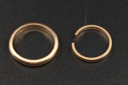 Zwei Eheringe aus 18-karätigem Gold (750°/00). Gew