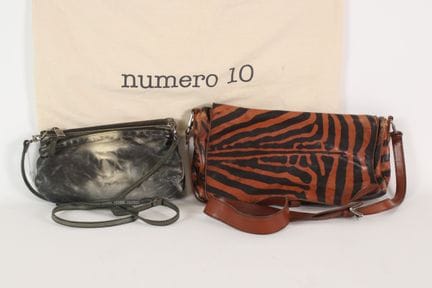 NUMERO 10 - Deux sacs bandoulière en cuir, l'un gr