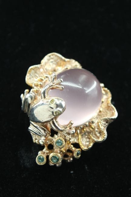 Broche-pendentif en argent à motif d'une grenouill