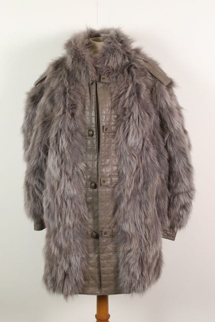 Manteau en cuir gris et fourrure de renard. Travai