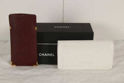 CHANEL - Etui à lunettes en simili cuir crème mate