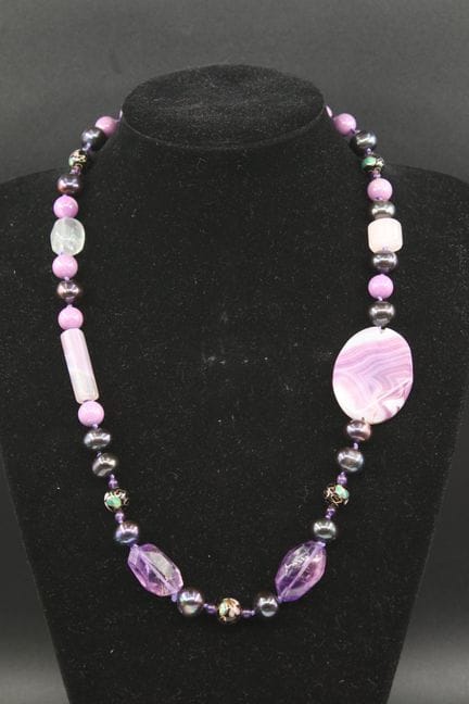 Modeschmuck-Halskette aus Barockperlen und Halbede