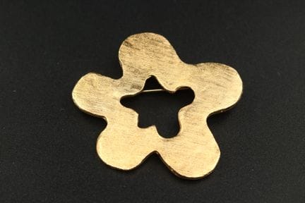 D'ELFA - Broche fleur en métal doré amati. D. 5,5 