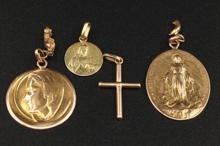 Set bestehend aus drei religiösen Medaillen und ei