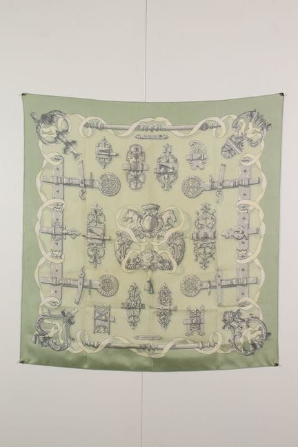 HERMES - Carré en twill de soie imprimé et titré "