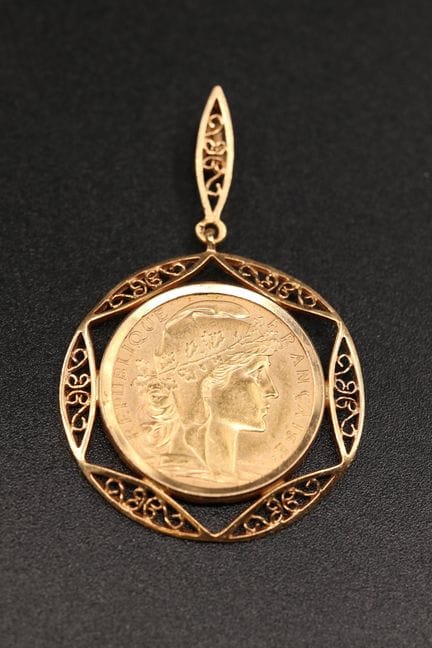 Anhänger aus 18 Karat Gelbgold (750°/00), verziert