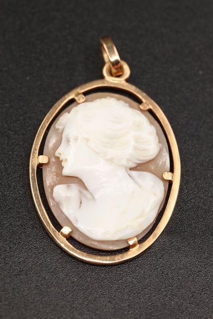 Anhänger aus 18 Karat Gelbgold (750°/00) mit einer