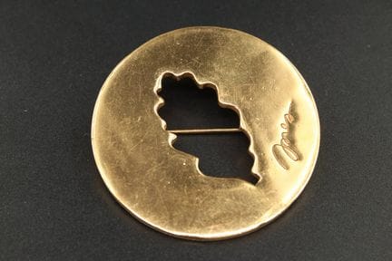 INES DE LA FRESSANGE - Broche circulaire en métal 