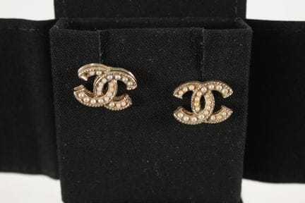 CHANEL - Paire de boutons d'oreilles en métal doré