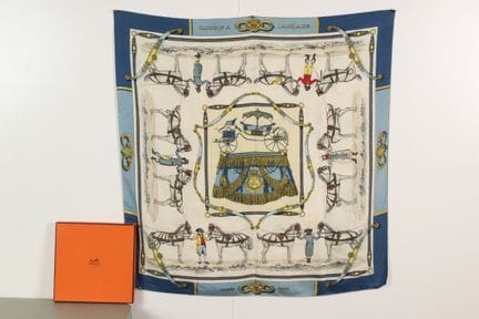 HERMES - Carré en twill de soie imprimé et titré "
