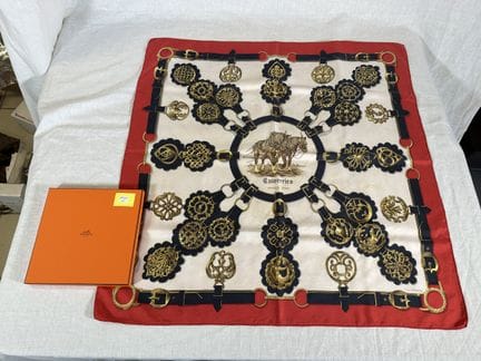 HERMES - Carré en twill de soie imprimé et titré "