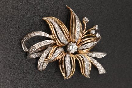 Blumenbrosche aus 18-karätigem Zweifarbgold (750°/