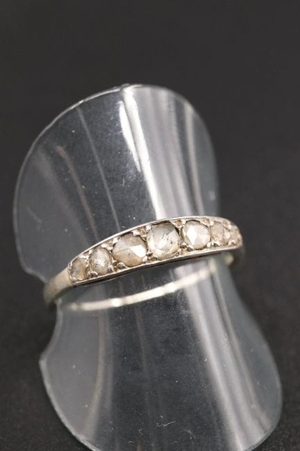 Antiker Strumpfbandring aus 18 Karat Weißgold (750