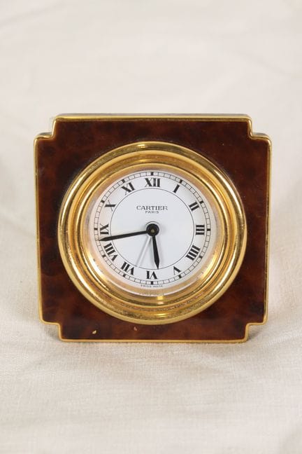 CARTIER – Reisewecker aus vergoldetem Metall mit L