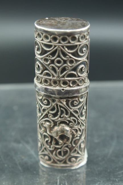 Briquet, le corps en argent à motifs de filigranes