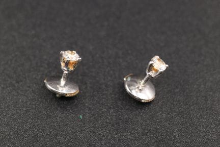 Ein Paar Ohrstecker aus Weißgold (750°/00), besetz