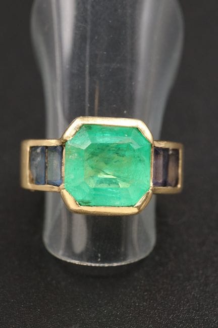 Ring aus 18 Karat Gelbgold (750°/00) mit einem in 
