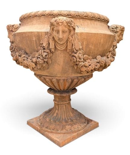 GARDEN ORNAMENT
Impressive Medici vase or terracot