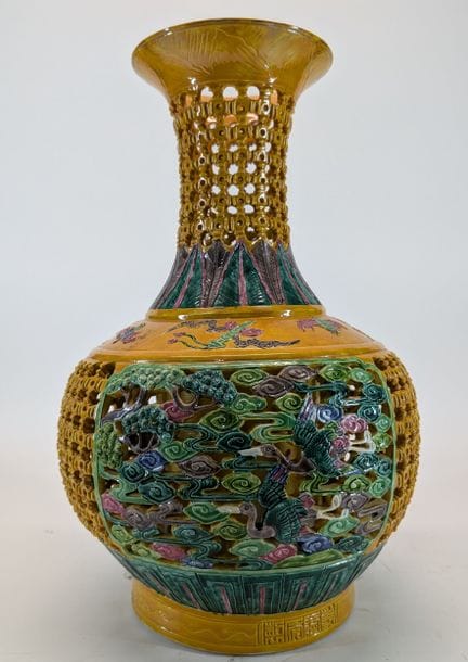 CHINA, 20th century
Large porcelain baluster vase,