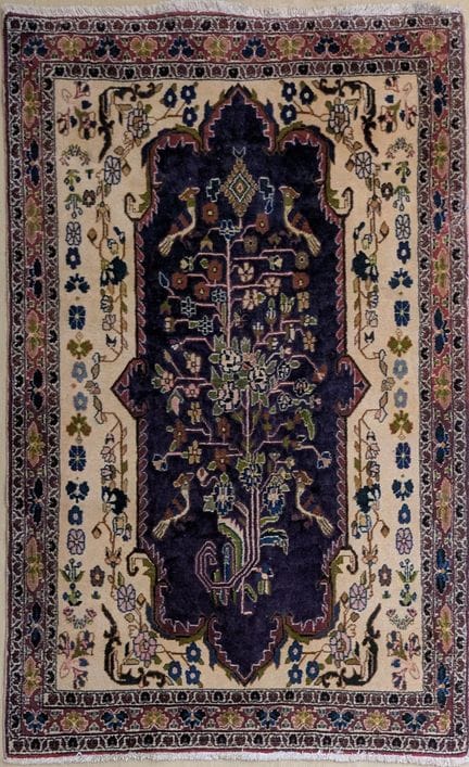 ORIENTALISCHER TEPPICH MIT BLUMEN- UND TIERMOTIVEN