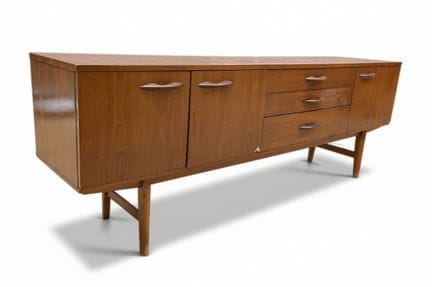 Mid-Century-Sideboard im skandinavischen Stil
Teak