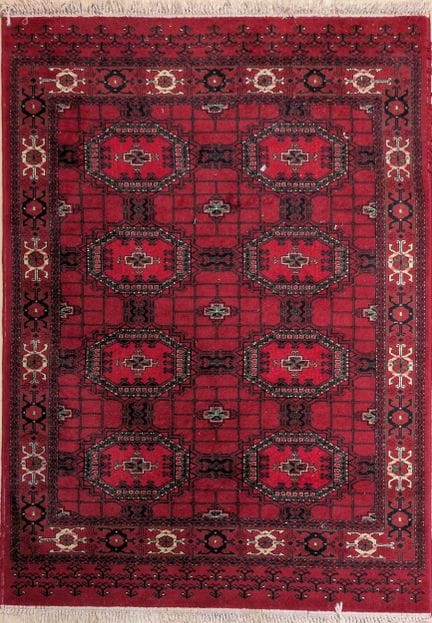 ORIENTALISCHER TEPPICH MIT GEOMETRISCHEM MUSTER

T