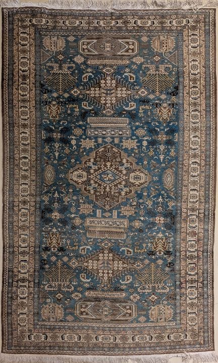 ORIENTALISCHER TEPPICH MIT GEOMETRISCHEM MUSTER

T