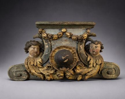 FLACHRELIEF oder Giebel, historisches Ornament im 