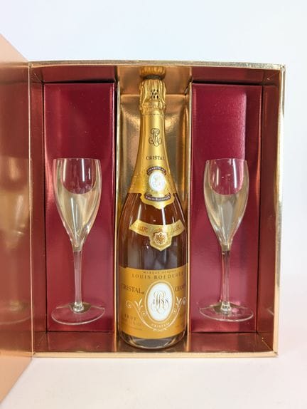1 estuche que incluye:
- 1 botella de Louis Roeder