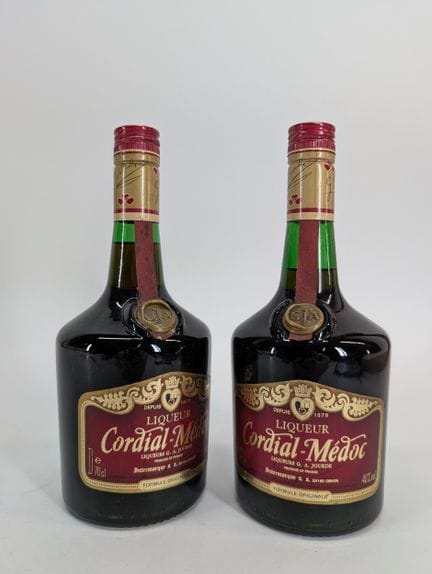 2 bouteilles Cordial-Médoc, Liqueur, niveaux bas