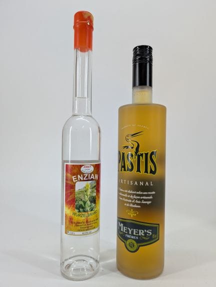 2 bouteilles : 
- 1 bouteille Meyer's Frères, Past
