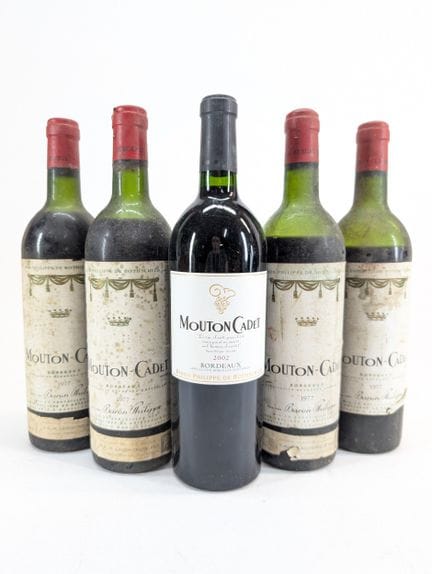 5 bouteilles :
- 4 bouteilles Château Mouton Cadet