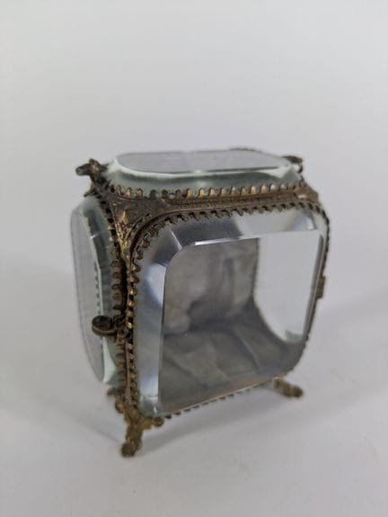 UHRENHALTER im Napoleon-III.-Stil 
Kastenförmig, m