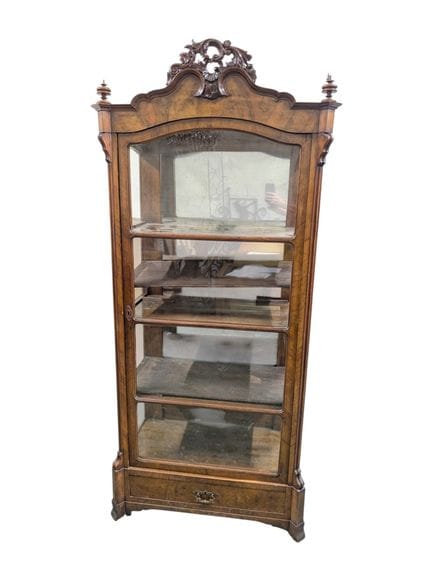 VITRINE im Belle-Époque-Stil
Mit geflammtem Nussba