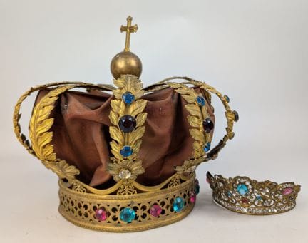 KURIOSITÄT
Eine Krone und ein Diadem aus Messing, 